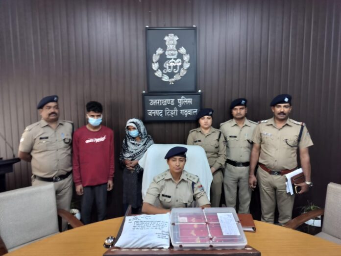 शिकंजा: ज्वैलरी शोरूम में हुई चोरी का खुलासा, मां-बेटा गिरफ्तार