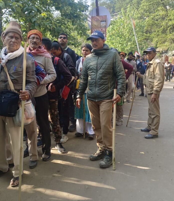 कवायद: यात्रा मार्ग पर बढ़ते दबाव के चलते श्रद्धालुओं को भेजा जा रहा है कतारबद्ध