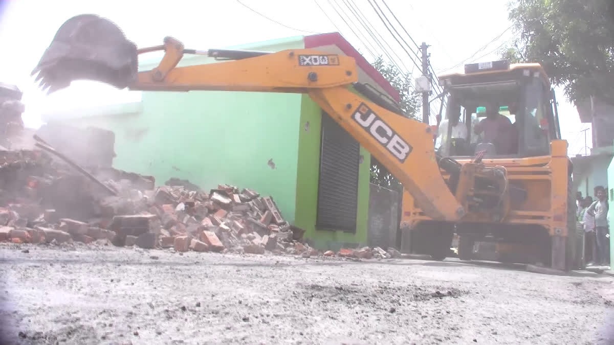 बड़ी खबर: मलिन बस्तियों में हुए अवैध निर्माण पर चलने लगा बुलडोजर