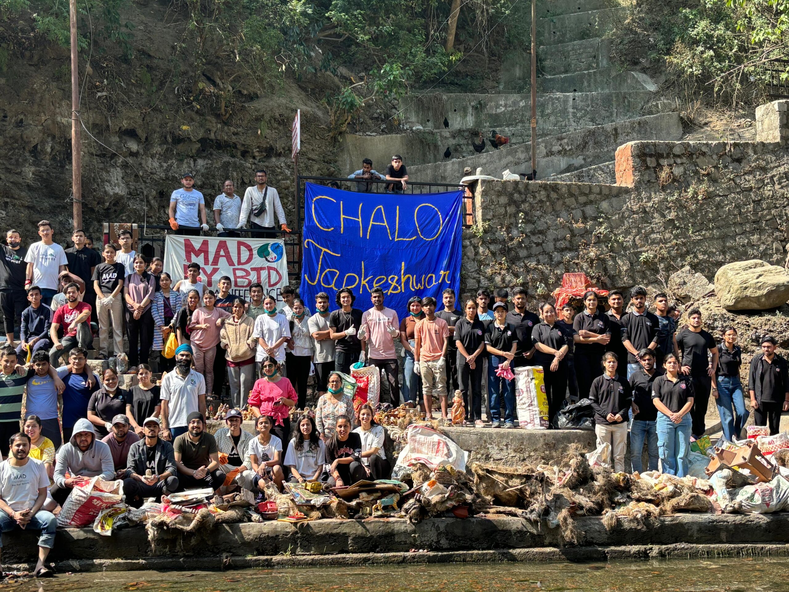 सराहनीय: पर्यावरण प्रेमी युवाओं ने तमसा नदी में चलाया स्वच्छता अभियान