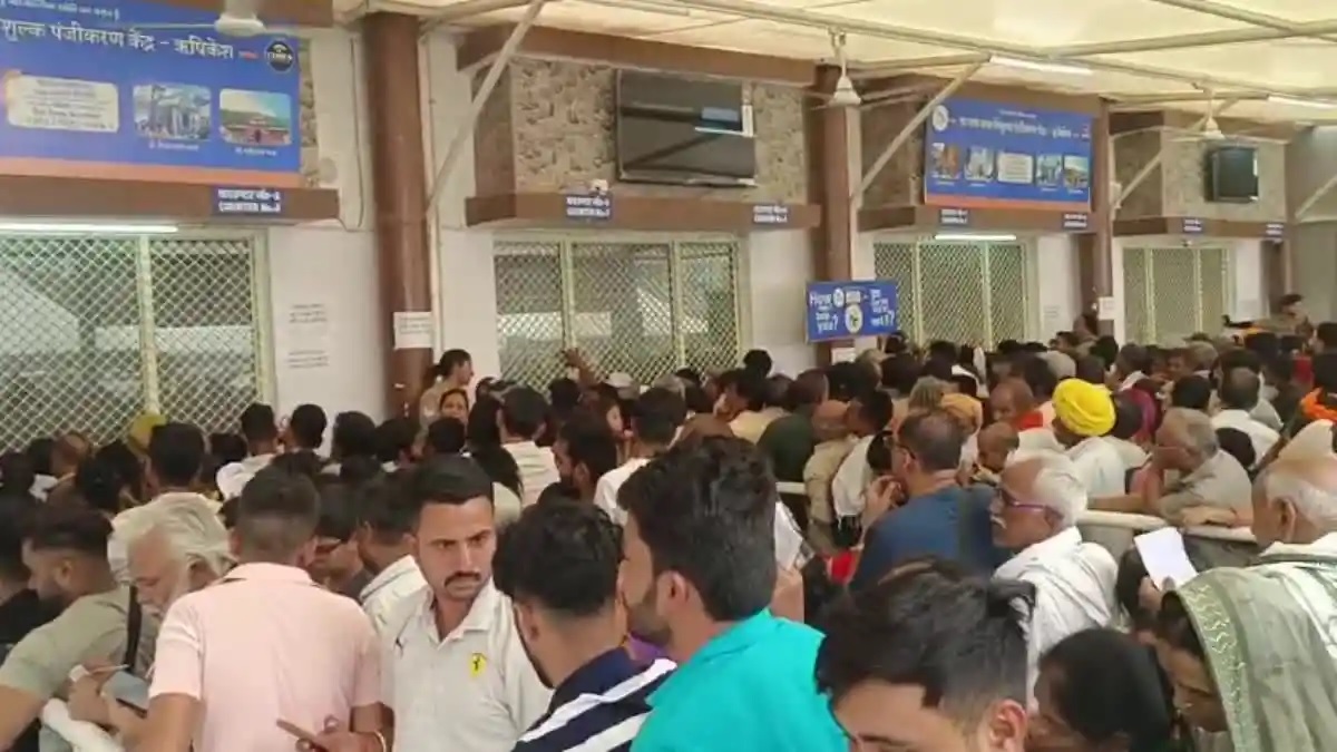 आस्था: चारधाम यात्रा के लिए उमड़े श्रद्धालु, पंजीकरण के लिए लंबी कतारें