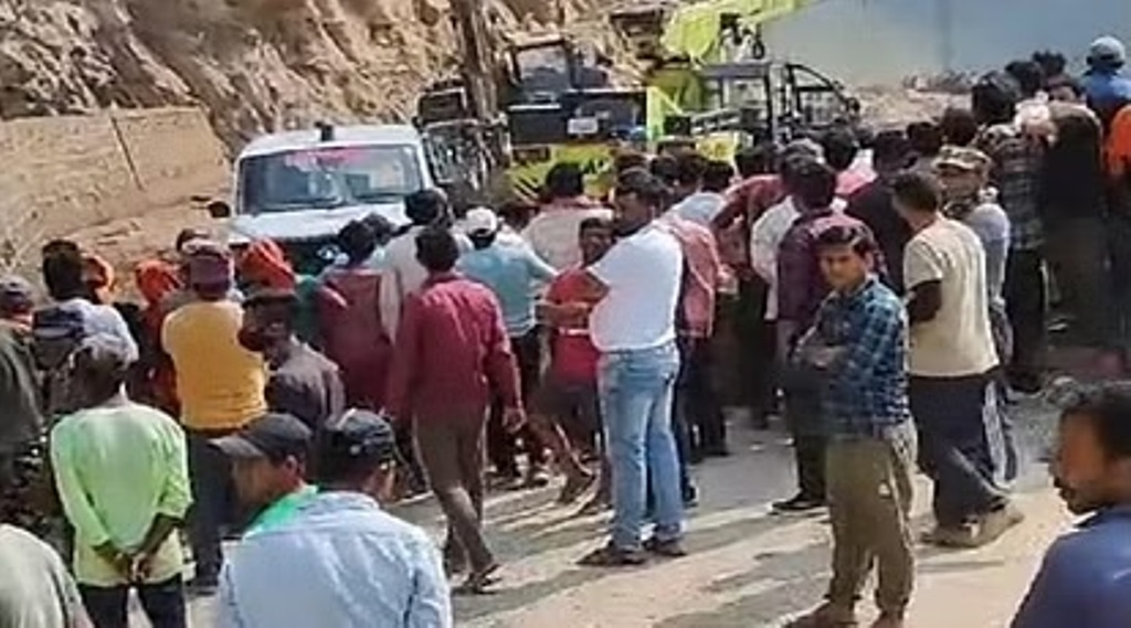 दुखद: मलबे की चपेट में आने से पोकलैंड समेत खाई में जा गिरा ऑपरेटर , मौके पर ही हो गई मौत