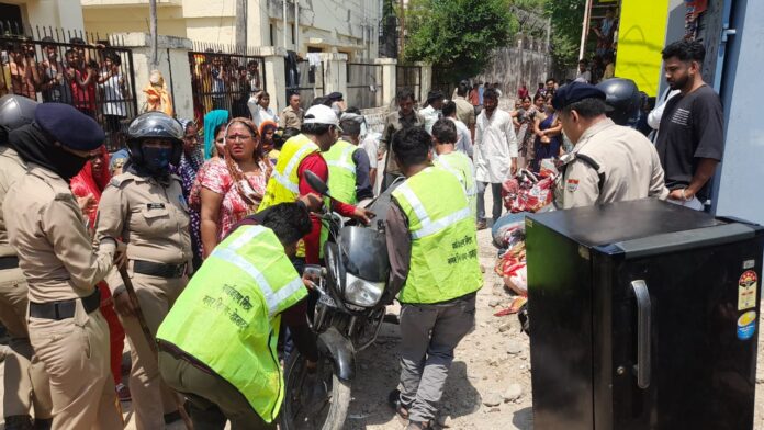 एक्शन: दूसरे दिन भी चला प्रशासन का बुल्डोजर, भारी विरोध व पथराव के बीच हटाया गया अतिक्रमण