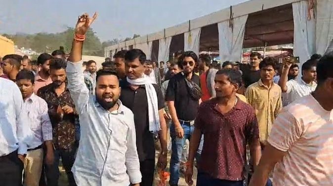 चारधाम यात्राः ऑफलाइन पंजीकरण को लेकर जोरदार हंगामा,उग्र यात्रियों ने गिरा दिए काउंटर