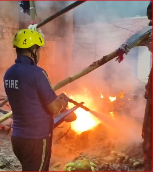 स्वाहा: सब्जी की दुकान में लगी भयंकर आग,पूरा सामान जलकर राख, बाल-बाल बचीं अन्य दुकानें