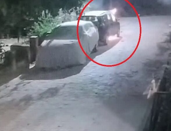 दुस्साहस: पेट्रोल डालकर जला दी गई यूकेडी नेता की कार, जांच में जुटी  पुलिस