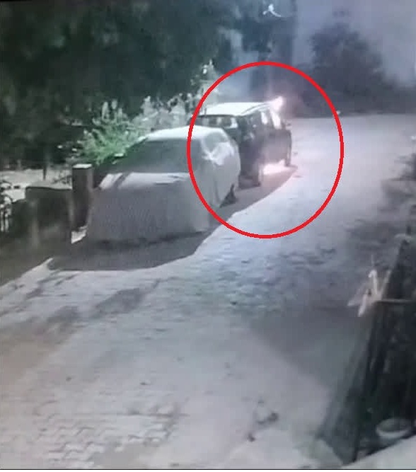 दुस्साहस: पेट्रोल डालकर जला दी गई यूकेडी नेता की कार, जांच में जुटी  पुलिस