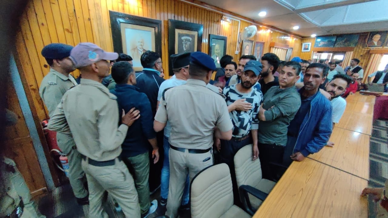 नाराज़गी: यहां मतदाता सूची से नाम हटाने को लेकर हो गया हंगामा, SDM कोर्ट में हुई सुनवाई