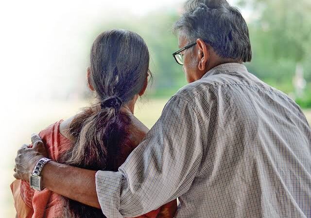 समाज: बुजुर्गों की सेहत और चुनौतियां, पारिवारिक और सामाजिक उपेक्षा का बढ़ रहा संकट