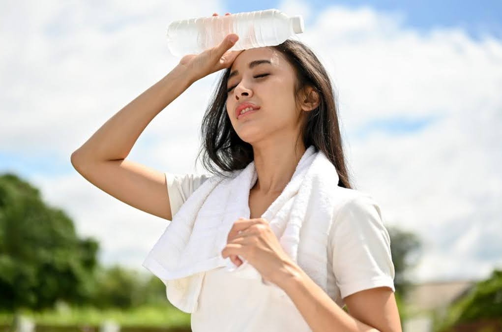 हैल्थ टिप्स: तेज़ धूप से आने के कितने देर बाद पीना चाहिए पानी, जानें क्या कहते हैं एक्सपर्ट्स…