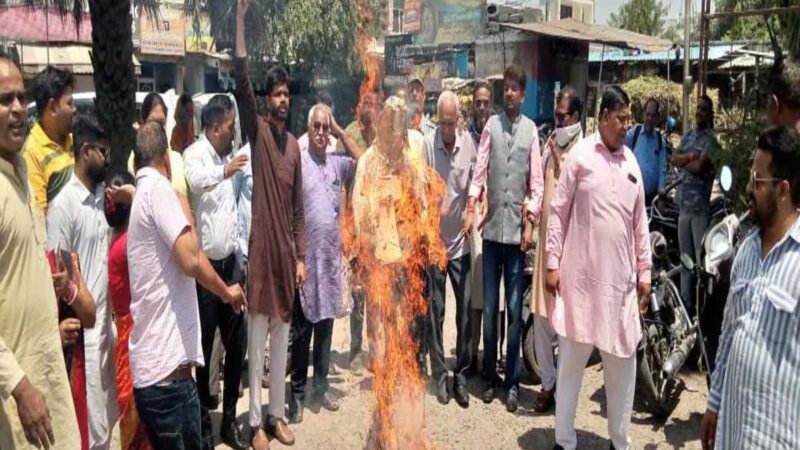 विरोध: नीट में धांधली और महंगाई के खिलाफ कांग्रेसियों ने किया विरोध प्रदर्शन