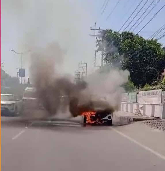 गनीमत: पर्यटकों की चलती कार में लग गई आग,  पुलिस व नागरिकों की तत्परता से बड़ा हादसा टला 