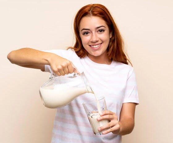 काम की बात: सेहतमंद रहना है तो कच्चा दूध पीने से बचें, जानें दूध उबालकर पीने के फायदे…