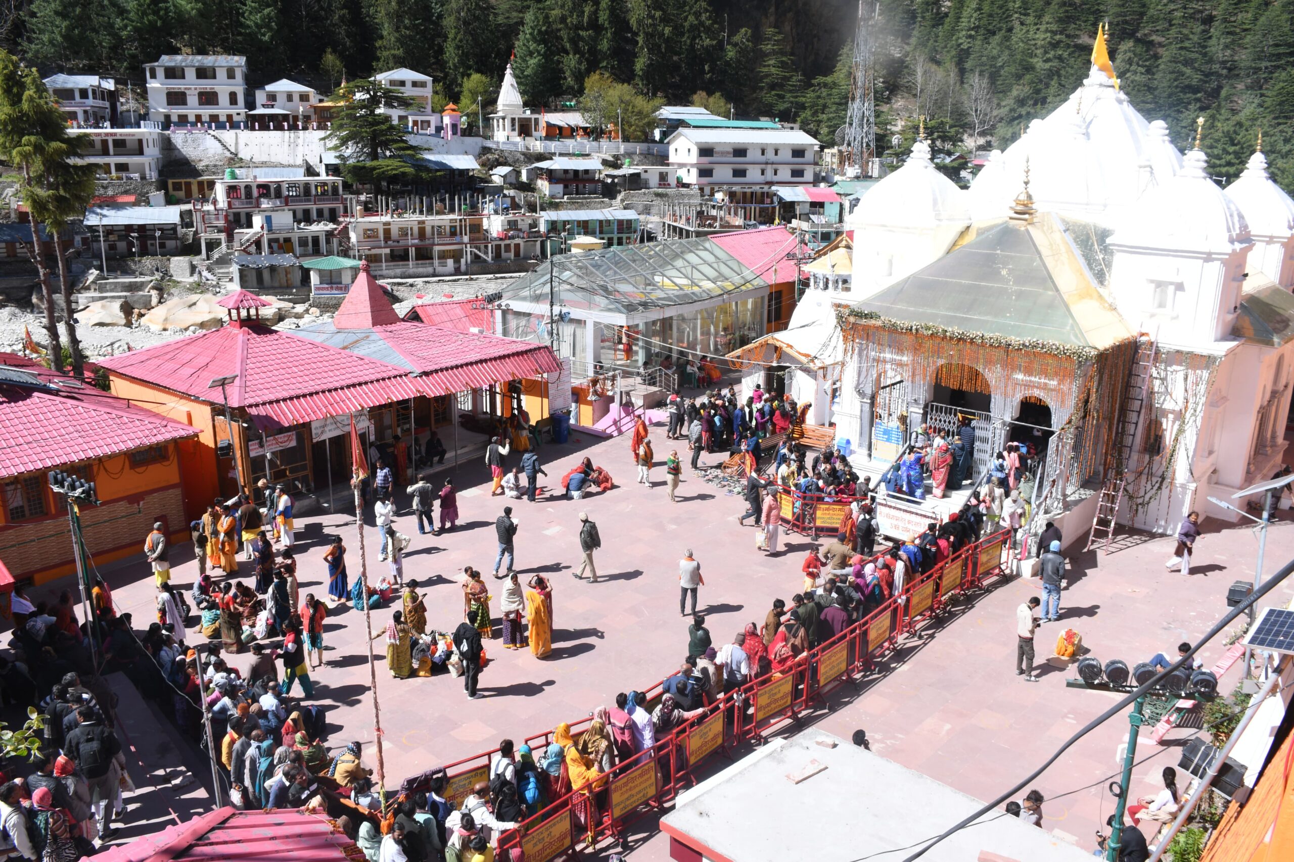 उत्साह: तीर्थयात्रियों की बढ़ती संख्या के साथ ही सुदृढ़ होता जा रहा है प्रशासन का व्यवस्था प्रबंधन