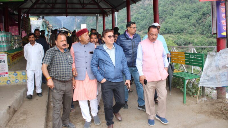 निगरानी: DM डाॅ मेहरबान सिंह बिष्ट ने किया जानकीचट्टी क्षेत्र का भ्रमण, लोगों से किया संवाद