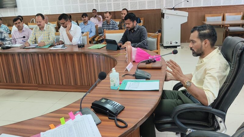 सख्ती: जल संस्थान की कार्य शैली से डीएम नाखुश,एक अधिकारी का रोका वेतन, एक से मांगा स्पष्टीकरण