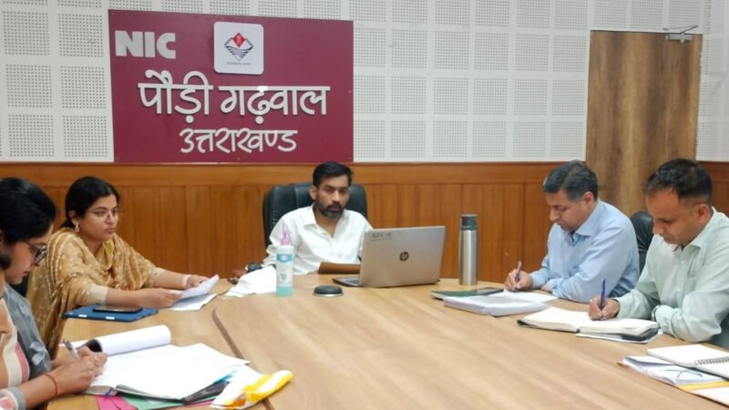 सख्ती: सीएम हेल्पलाइन में आई शिकायतों पर कार्रवाई न होने से खफ़ा हुए डीएम डॉ. आशीष चौहान