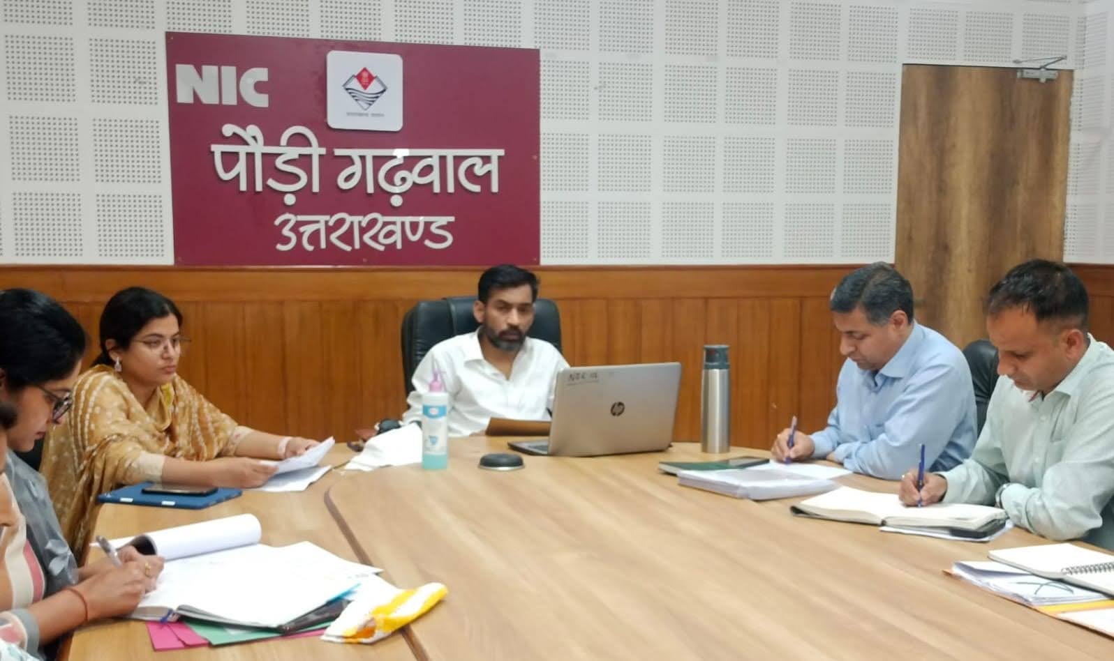 सख्ती: सीएम हेल्पलाइन में आई शिकायतों पर कार्रवाई न होने से खफ़ा हुए डीएम डॉ. आशीष चौहान