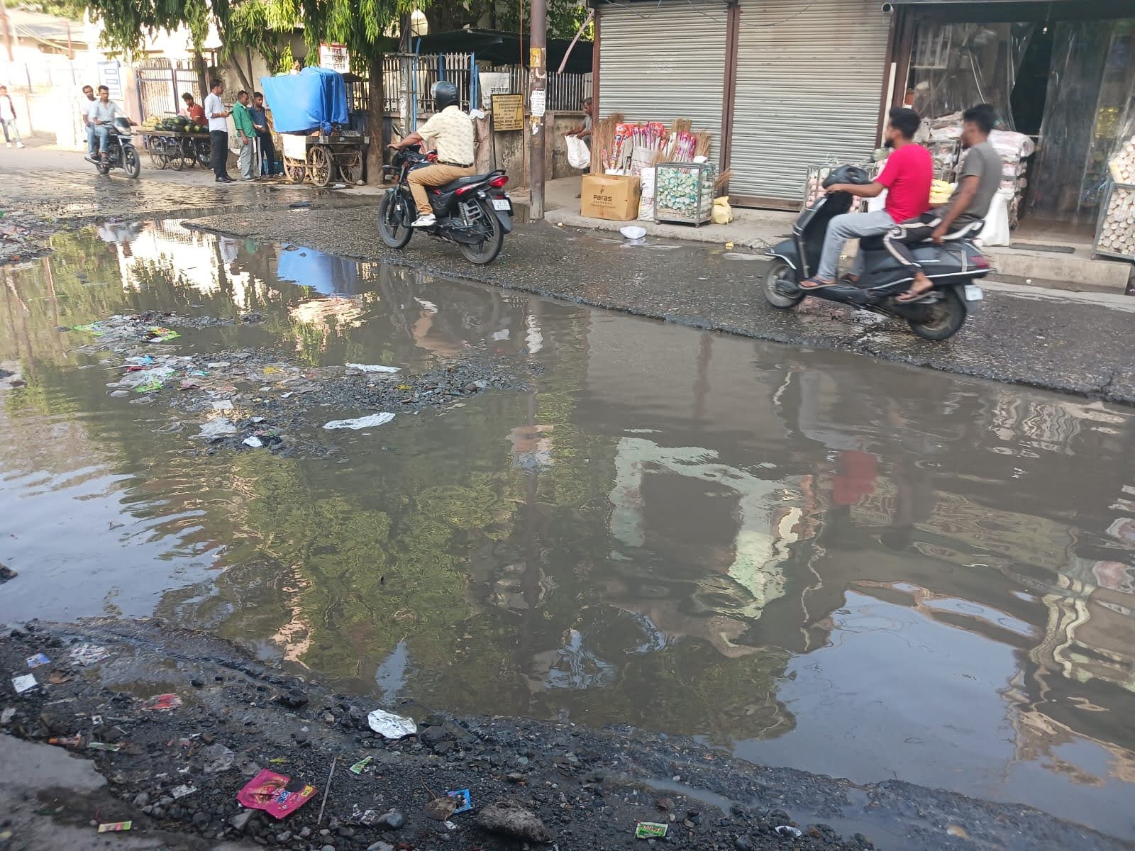 असलियत: विकास के दावों की खुली पोल, विधानसभा अध्यक्ष के कार्यालय को जाने वाली रोड बनी तालाब