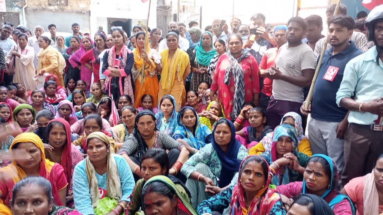 आवाज़: बस्तियों में कार्रवाई के खिलाफ जनसंगठनों के साथ प्रभावित लोगों ने किया प्रदर्शन