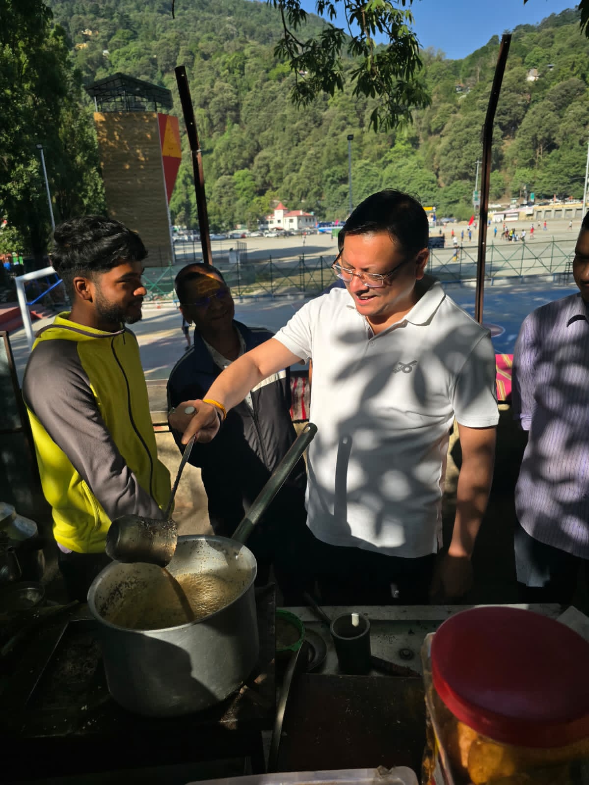 जन संपर्क: सुबह की सैर पर निकले सीएम धामी ने खुद बनाई चाय,आम लोगों से किया सीधा संवाद