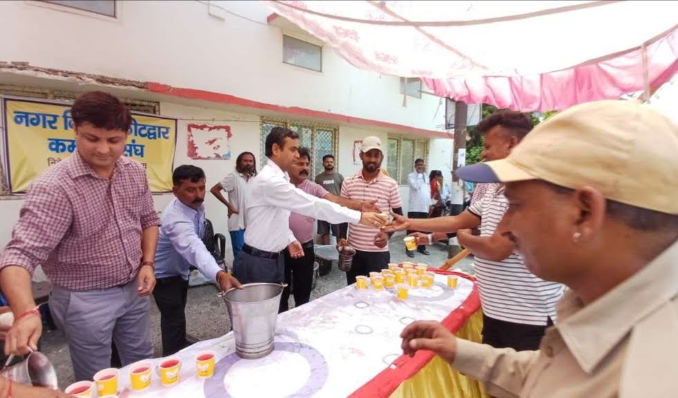 जनसेवा: नगर आयुक्त वैभव गुप्ता के नेतृत्व में निगम कर्मियों ने निर्जला एकादशी पर किया शर्बत वितरण