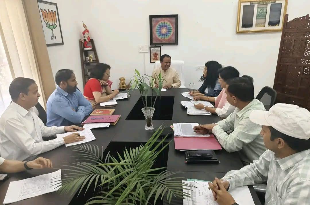 राज-काज: कैबिनेट मंत्री डॉ. धन सिंह रावत ने ली समीक्षा बैठक, बजट खर्च की धीमी गति पर जताई नाराजगी