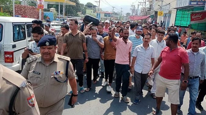 आक्रोश: गोलीकांड में शामिल आरोपी के घर पर बुलडोजर चलाने की मांग को लेकर लगाया जाम