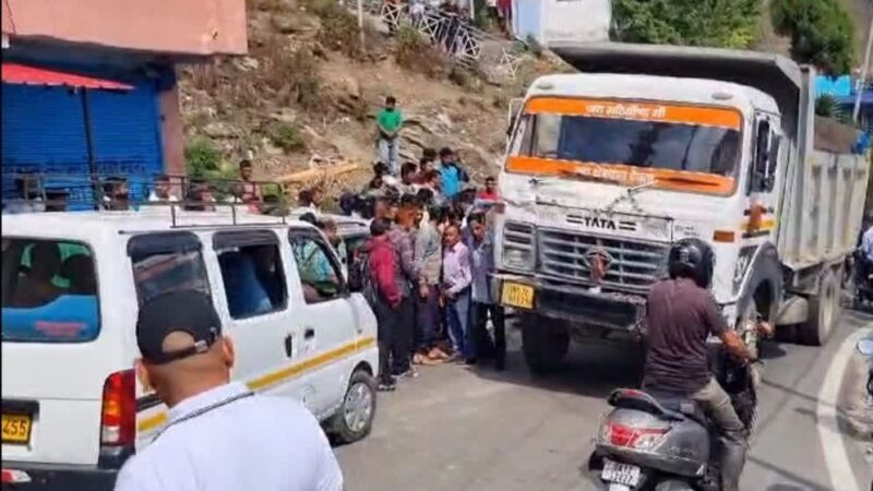 दुखद: डंपर की चपेट में आने से बाइक सवार युवती की मौत