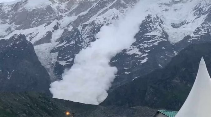 ब्रेकिंग न्यूज: चोराबाड़ी क्षेत्र में टूटा ग्लेशियर, कोई हताहत नहीं ब्रेकिंग न्यूज: चोराबाड़ी क्षेत्र में टूटा ग्लेशियर, कोई हताहत नहीं