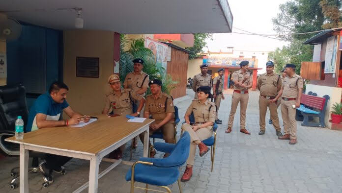 ब्रेकिंग न्यूज: डकैतों व पुलिस के बीच हुई मुठभेड़ में एक बदमाश को लगी गोली, तीन बदमाश गिरफ्तार
