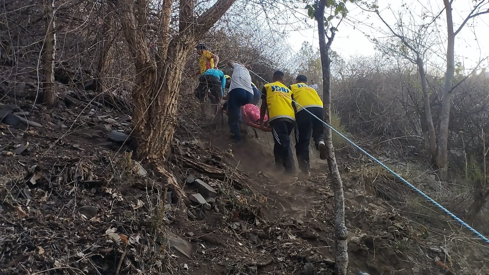 हादसा: अनियंत्रित होकर खाई में जा गिरी टाटा सूमो, दस लोग घायल