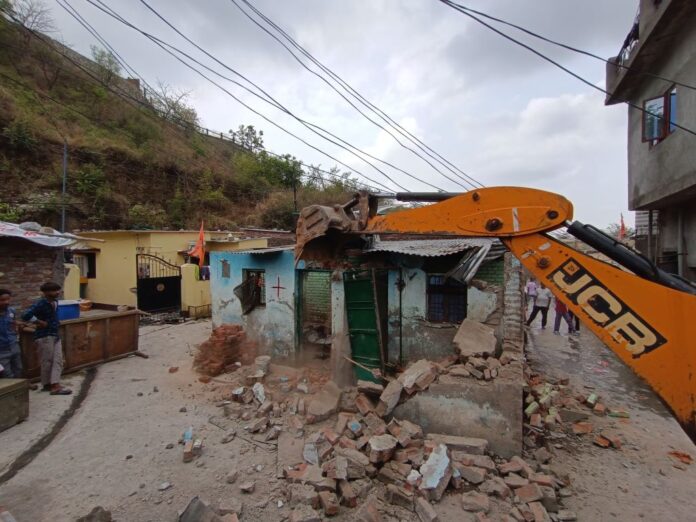 एक्शनः अवैध कब्जों पर फिर गरजा बुलडोजर,  गब्बर सिंह बस्ती से हटाया गया अतिक्रमण