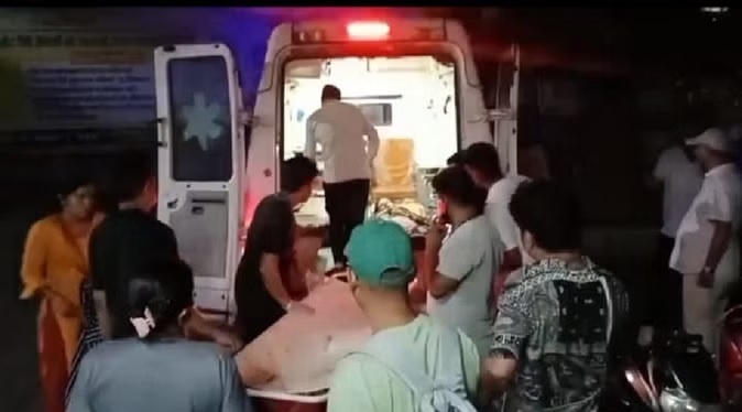 दुखद:  खाई में गिरी कार,छह माह के मासूम की मौत,तीन गंभीर