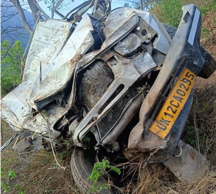 हादसा: खाई में गिरा पिक़अप वाहन, एक की मौत, एक गंभीर