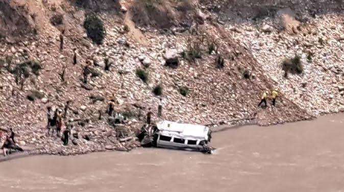 बड़ी खबर: टेम्पो ट्रेवलर अनियंत्रित होकर अलकनंदा में गिरा,कईयों की मौत की खबर