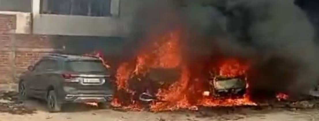 स्वाहा: कार शोरूम में लगी भीषण आग, तीन गाड़ियां जलकर खाक