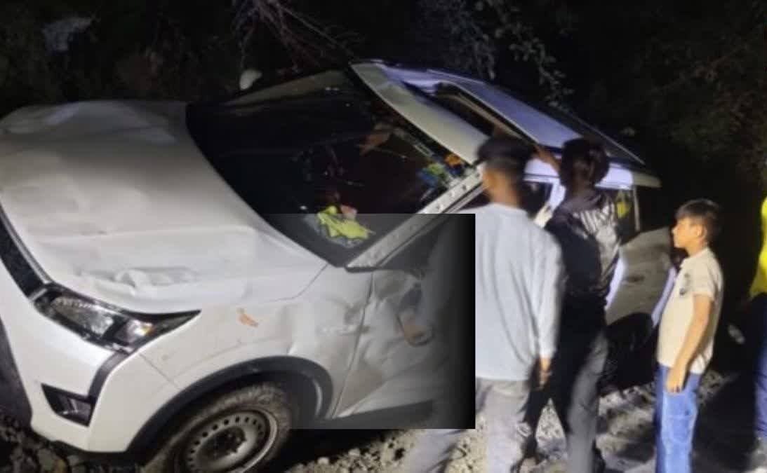 हादसा: अनियंत्रित होकर सड़क पर पलट गई कार, एक शख्स की मौत, छह लोग घायल