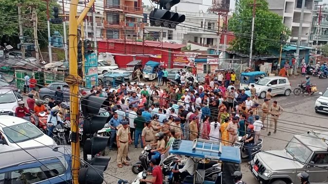 आक्रोश: गोलीकांड के विरोध में रिंग रोड पर चक्का जाम और दुकानें बंद