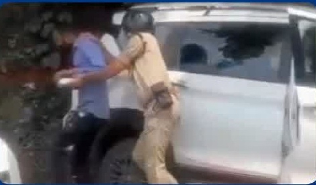 वायरल: दरोगा और टैक्सी चालक के बीच हुई धक्का-मुुक्की का वीडियो वायरल