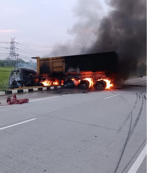 हादसा:  भिड़ंत के बाद डंपरों में लगी आग, जिंदा जलकर चालक की दर्दनाक मौत