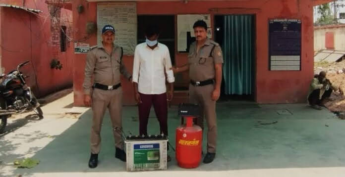 पतन: ग्रामीण ने लिखाई घर में चोरी की रिपोर्ट, पुलिस ने छानबीन की तो नशेड़ी बेटा निकला चोर