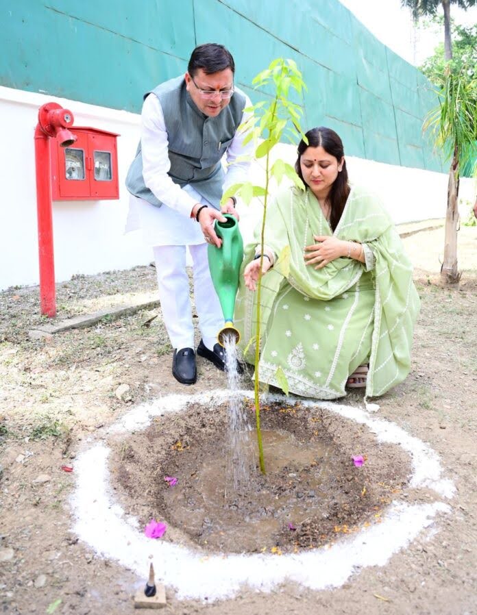 राज-काज: मुख्यमंत्री ने मुख्यमंत्री आवास परिसर में किया वृक्षारोपण