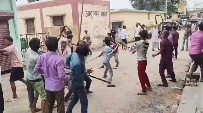  बेखौफ:   दो पक्षों में जमकर चले लाठी डंडे, दस गिरफ्तार