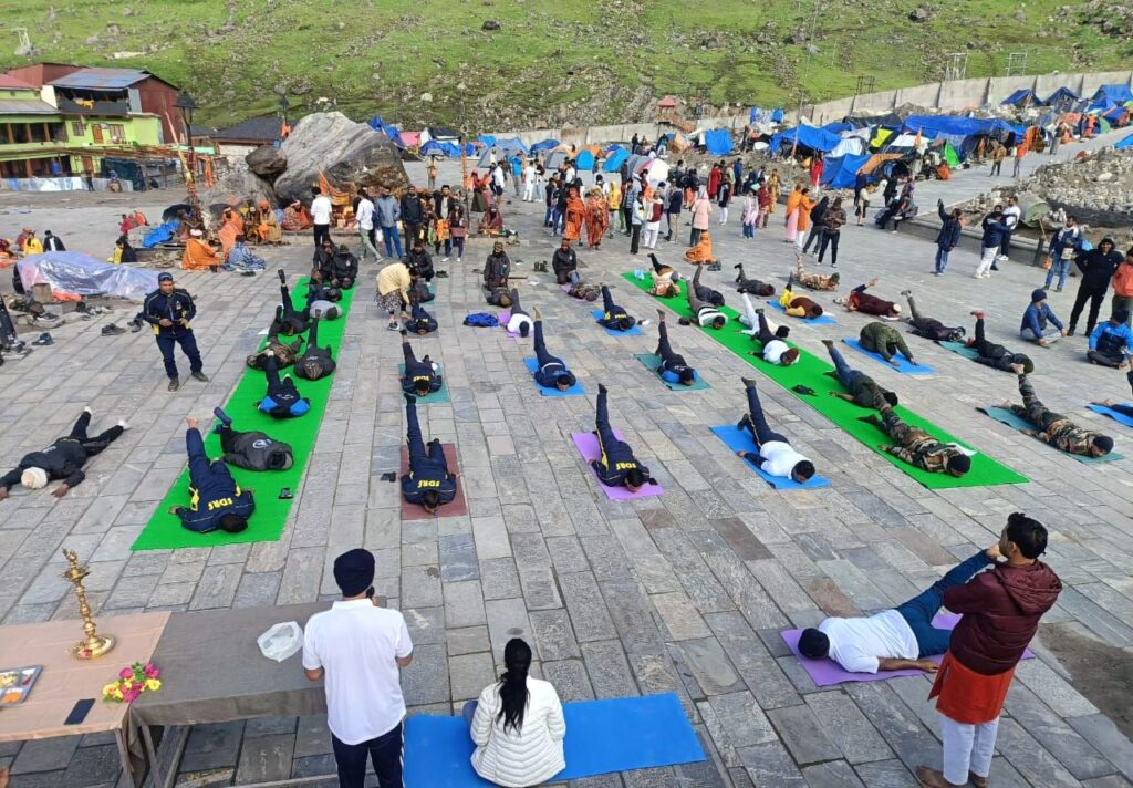 श्रीकेदारनाथ धाम में श्रद्धालुओं, सुरक्षा बलों व अन्य लोगों ने किया योग