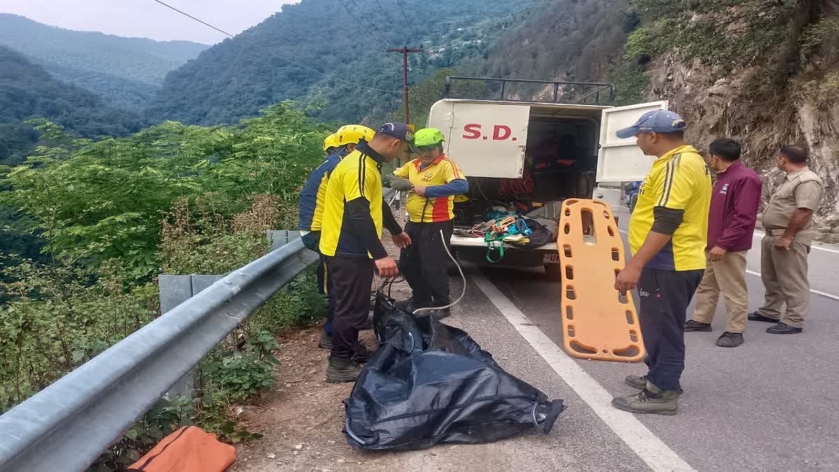 दुखद: अनियंत्रित होकर गहरी खाई में जा गिरी बाइक, दो युवकों की दर्दनाक मौत