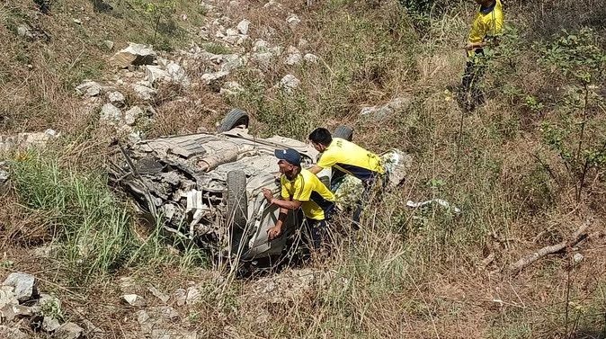 बड़ी खबर: गहरी खाई में जा गिरी स्विफ्ट कार, 4 की मौके पर ही मौत, अन्य 3 घायल