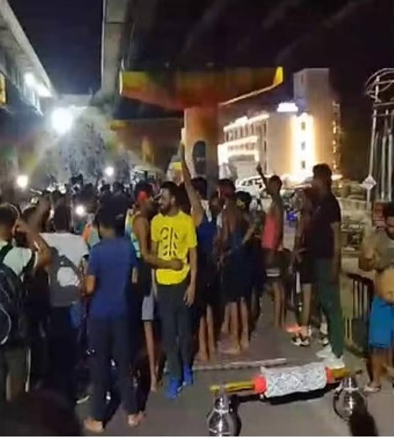 तनातनी: पुलिस और  कांवड़ियों के बीच देर रात तक चलता रहा हाई वोलटेज ड्रामा, मुश्किल से कराया गया शांत