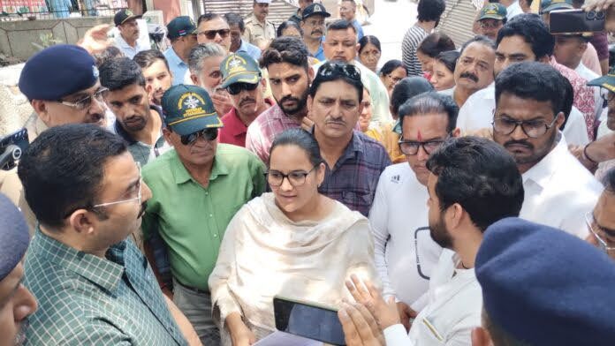नेहरूग्राम गोलीकांडः घायलों का इलाज़ सरकारी खर्च पर किये जाने की मांग को लेकर धरना-प्रदर्शन