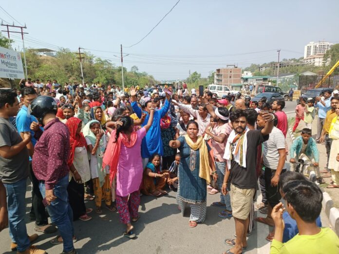 आक्रोश: अवैध निर्माण के ध्वस्तीकरण को देख हो गई महिला की मौत, बस्तीवासियों ने किया हंगामा